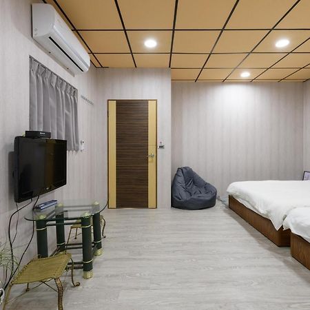 羅東夜市 小宅一生民宿 Night Market Small House Lifetime Hotel Лодун Екстер'єр фото