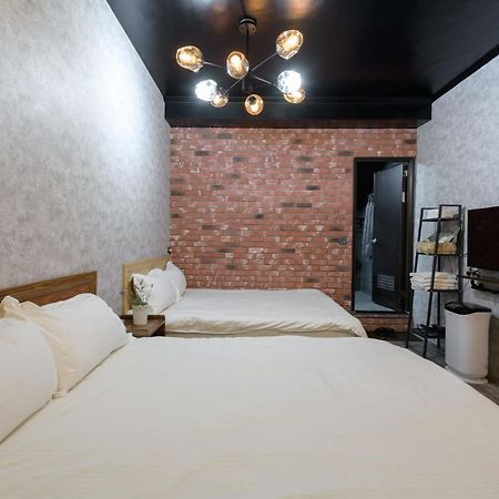 羅東夜市 小宅一生民宿 Night Market Small House Lifetime Hotel Лодун Екстер'єр фото