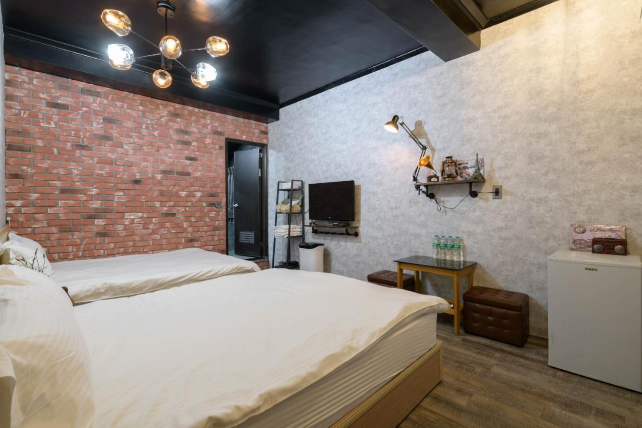羅東夜市 小宅一生民宿 Night Market Small House Lifetime Hotel Лодун Екстер'єр фото