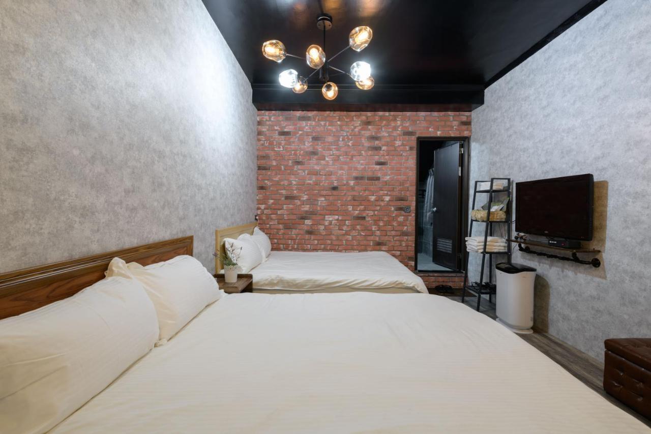 羅東夜市 小宅一生民宿 Night Market Small House Lifetime Hotel Лодун Екстер'єр фото